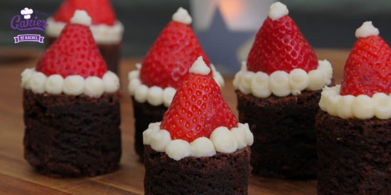 Kerstmuts Brownies | Deze Kerstmuts Brownies zijn super schattig en makkelijk om te maken. Een perfect kersthapje. Iedereen is dol op deze brownies met aardbeien.| http://www.cakies.nl