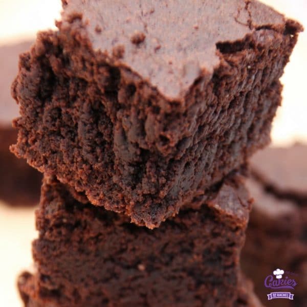 Een heerlijk en super makkelijk Brownies recept. Deze brownies zijn een hit op elk feestje en mijn meest gevraagde brownies recept :).