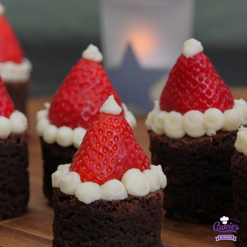 Kerstmuts Brownies | Deze Kerstmuts Brownies zijn super schattig en makkelijk om te maken. Een perfect kersthapje. Iedereen is dol op deze brownies met aardbeien.| http://www.cakies.nl