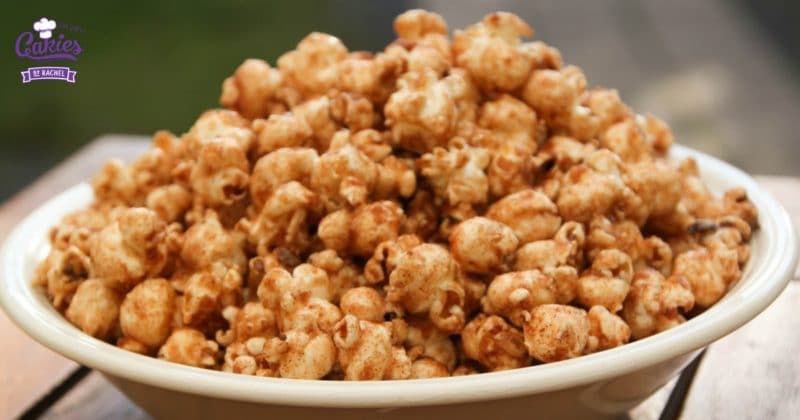 Verslavende Kaneel en Suiker Popcorn | Deze kaneel en suiker popcorn is zo lekker dat je niet zal kunnen stoppen met eten. Het is verslavend lekker! Een simpel en makkelijk recept. | http://www.cakies.nl