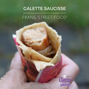 Galette Saucisse Recept | Galette Saucisse is een soort Franse versie van de hotdog. Een heerlijke worst gewikkeld in een crêpe | http://www.cakies.nl