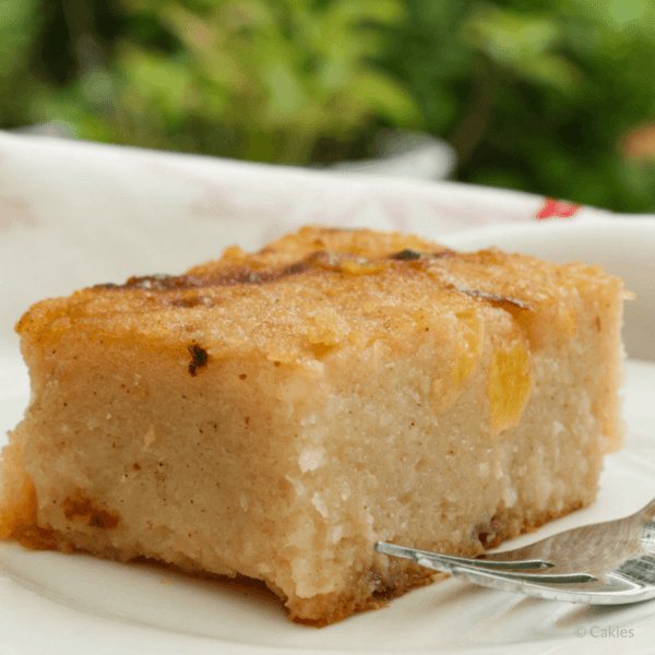 Surinaamse Bojo met Ananas is een cassave-kokos cake met stukjes ananas. Deze traditionele Surinaamse cake wordt vaak op feestjes geserveerd.