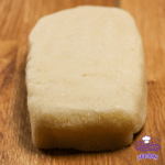 Deze zelfgemaakte amandelspijs is super makkelijk om te maken en echt veel lekkerder dan uit de winkel! Amandelspijs recept, leer zelf amandelspijs maken.