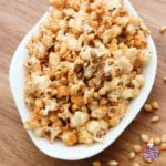 Deze Zoete Honing Popcorn is makkelijk om te maken en erg makkelijk om te blijven eten! Honing popcorn is een lekkere snack.