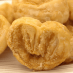 Suikervlinders zijn een knapperig, zoet Frans koekje, ook wel Palmier genoemd. Met 3 ingrediënten kan je zelf deze heerlijke suikervlinder koekjes maken.